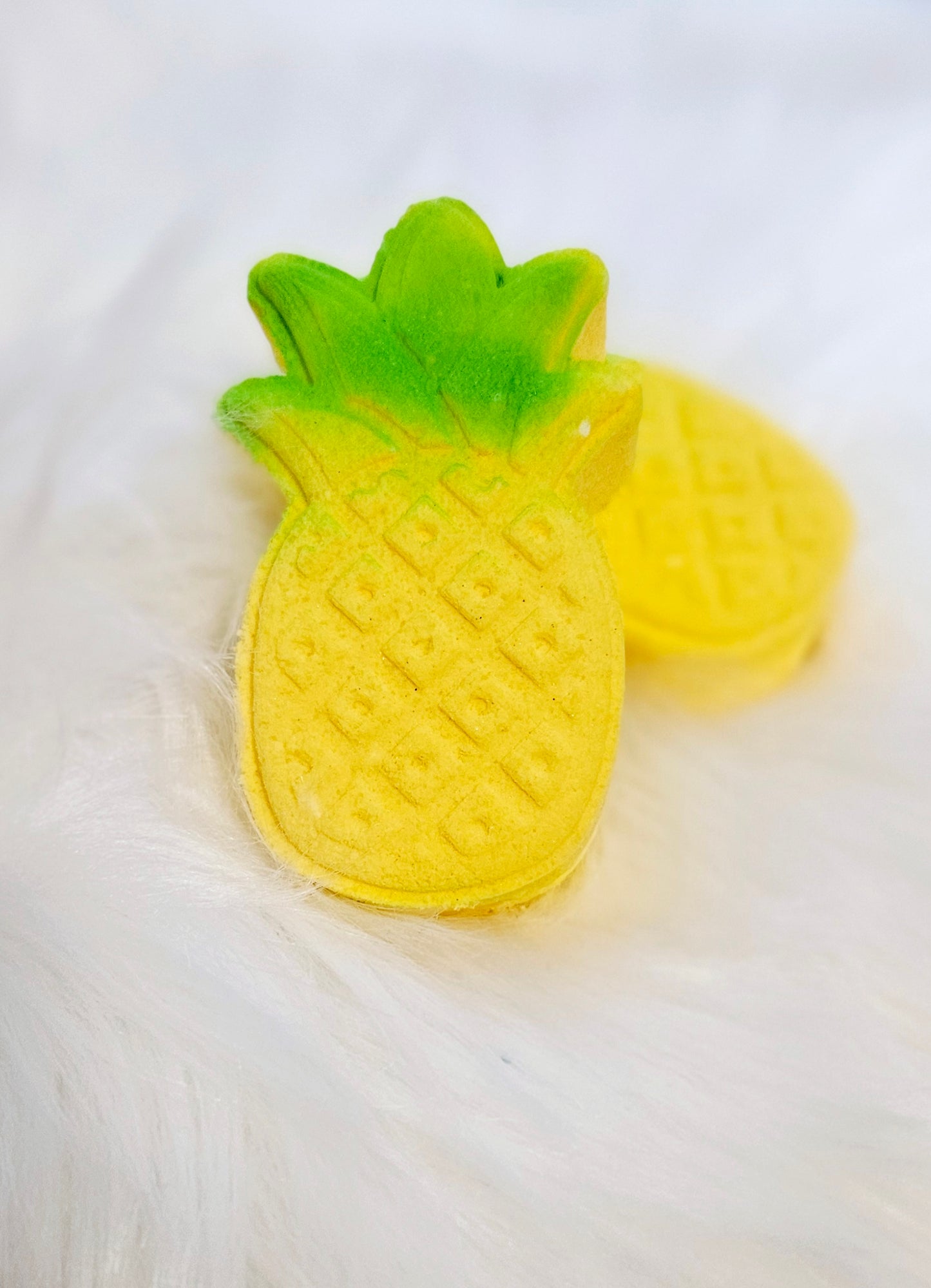 bombe de bain ananas et coco avec insertions de couleurs