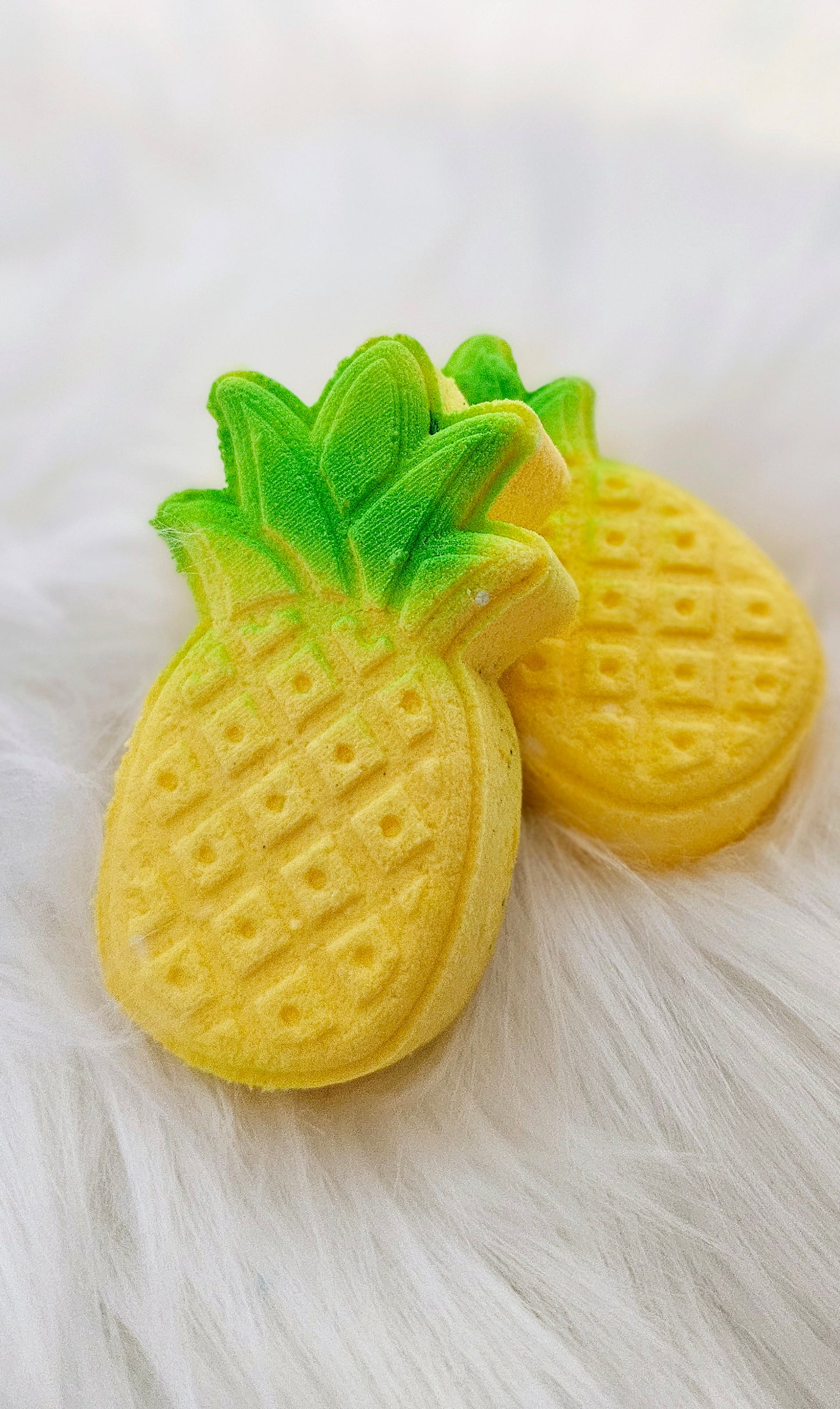bombe de bain ananas et coco avec insertions de couleurs