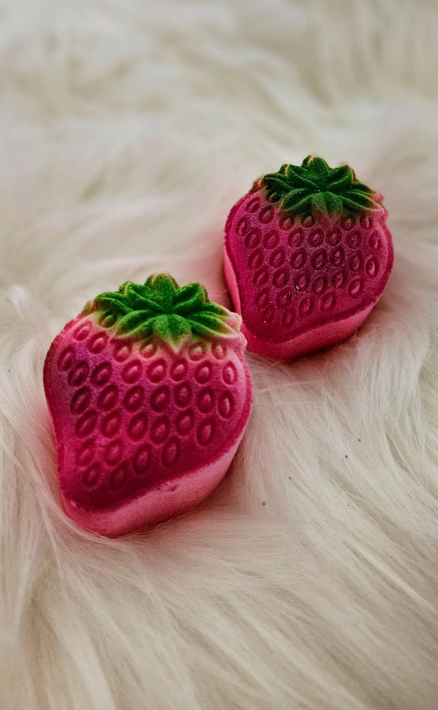 Bombe à la fraise et au chocolat avec insertions de couleurs