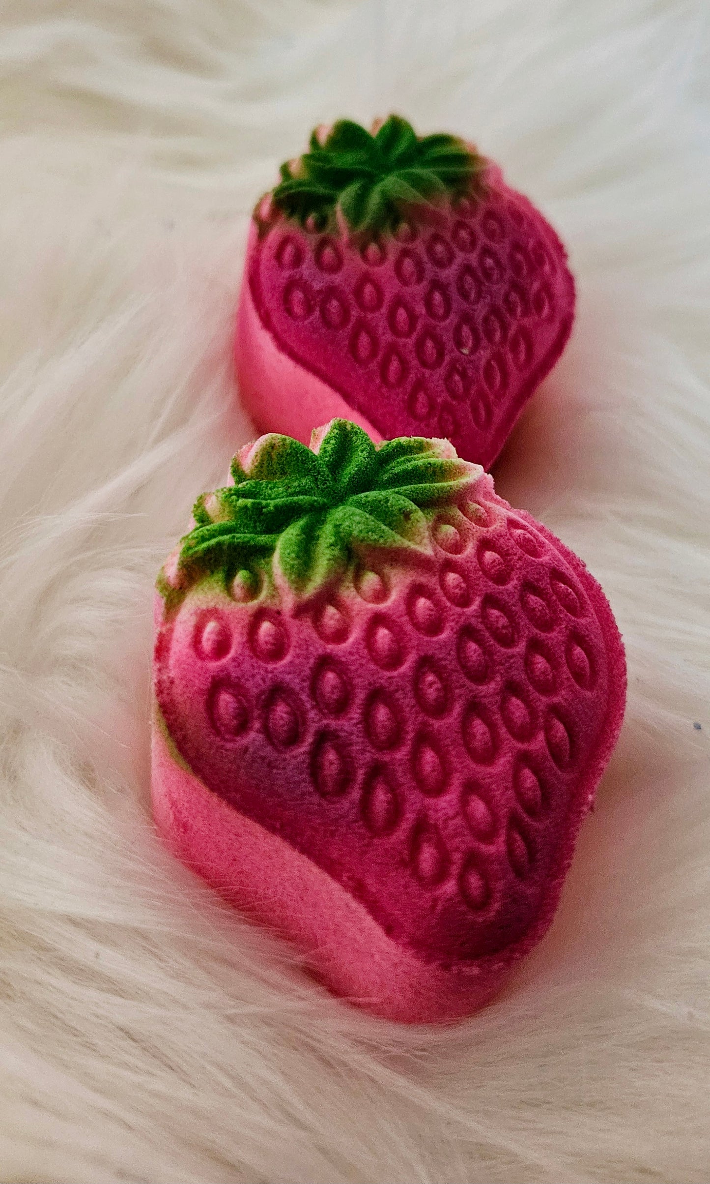 Bombe à la fraise et au chocolat avec insertions de couleurs