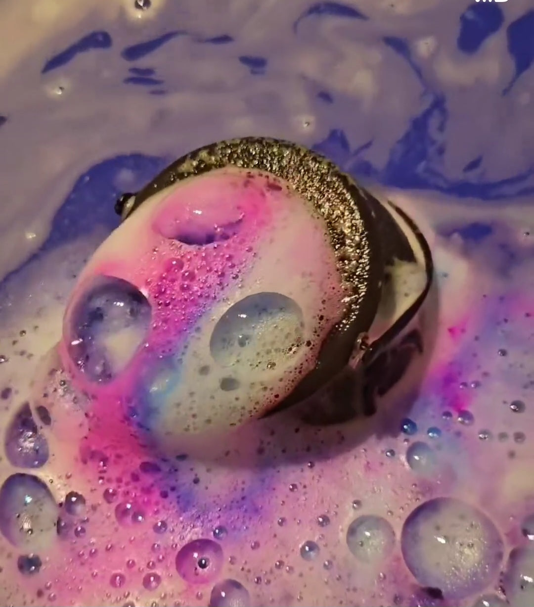 Marmite de sorcière avec insertions de couleurs et surprise à l'intérieur