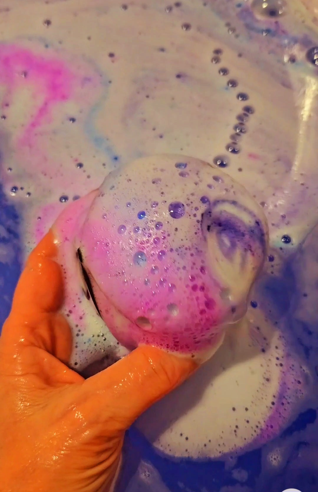 Marmite de sorcière avec insertions de couleurs et surprise à l'intérieur