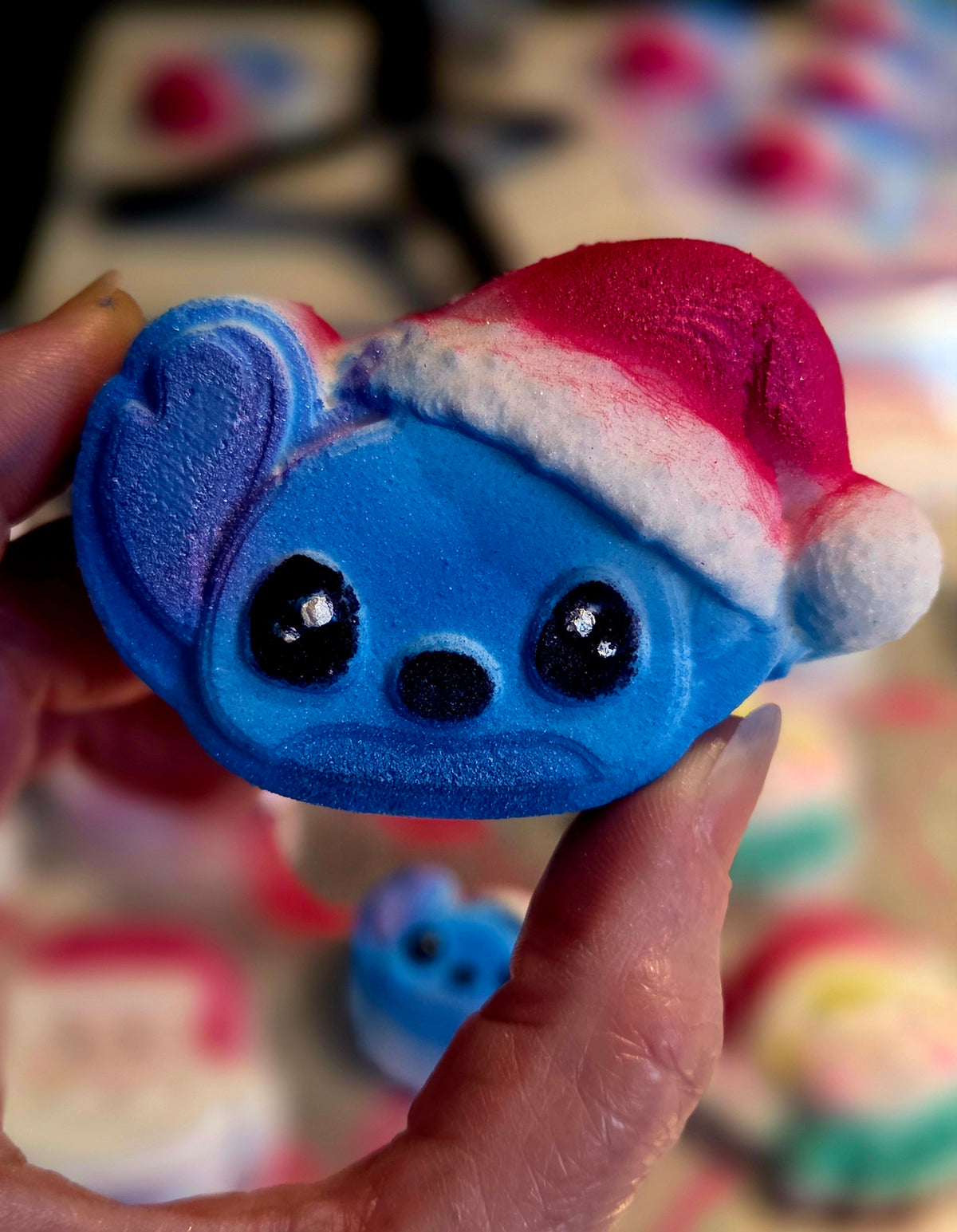 Bombe bonhomme bleu avec insertions de couleurs melon et concombre