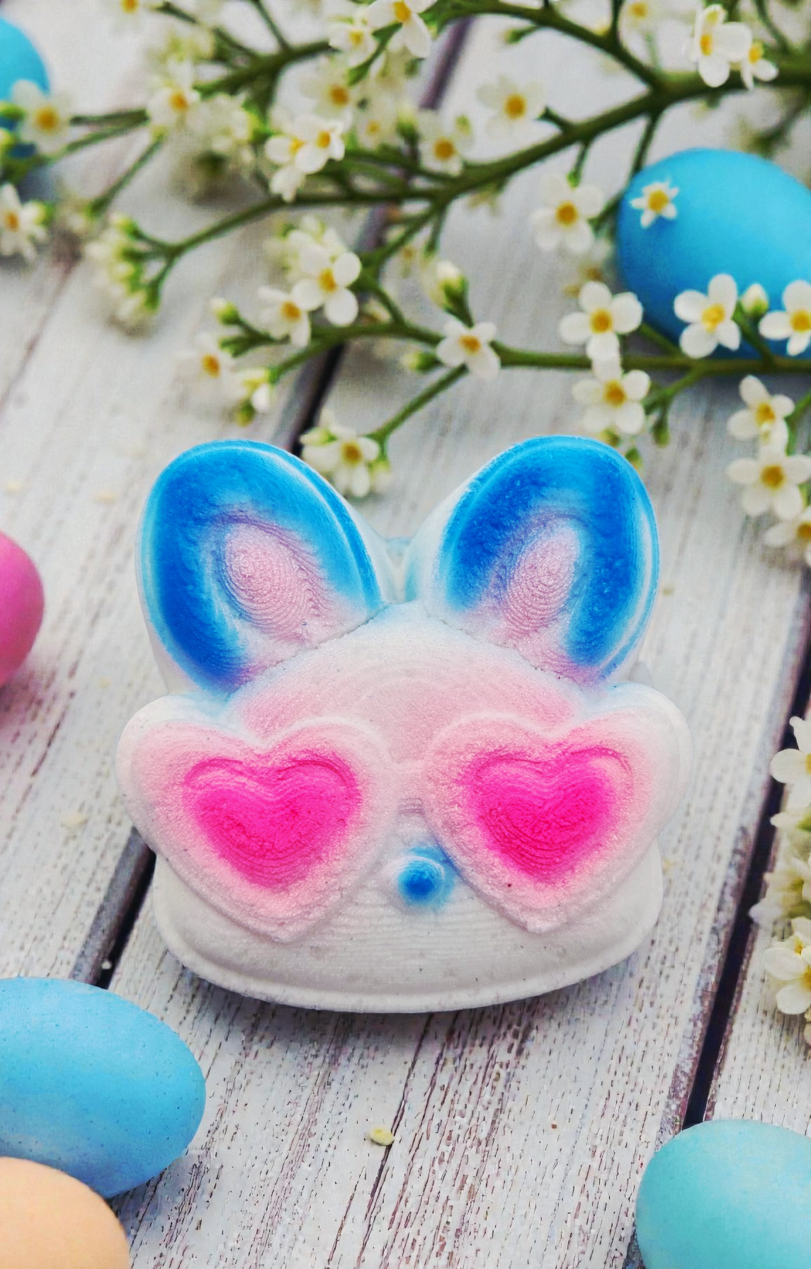 Bombe Lapin ben heureux avec insertions de couleurs